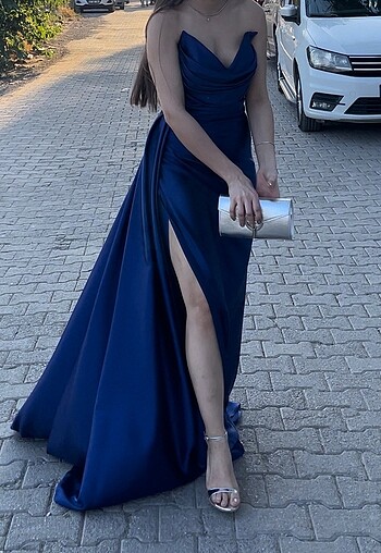 Alfa Beta Saks Mavisi Yırtmaçlı Drape Detaylı Saten Abiye Elbise