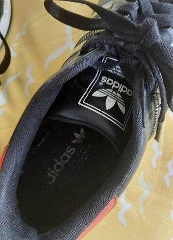 Adidas markalı orijinal 44 numara erkek spor ayakkabısı 