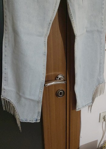 Buz mavisi taşlı paça yırtmaç ve zincir detaylı Denim Kadın Jean - Görsel 2