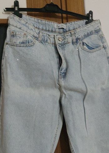 Buz mavisi taşlı paça yırtmaç ve zincir detaylı Denim Kadın Jean - Görsel 3