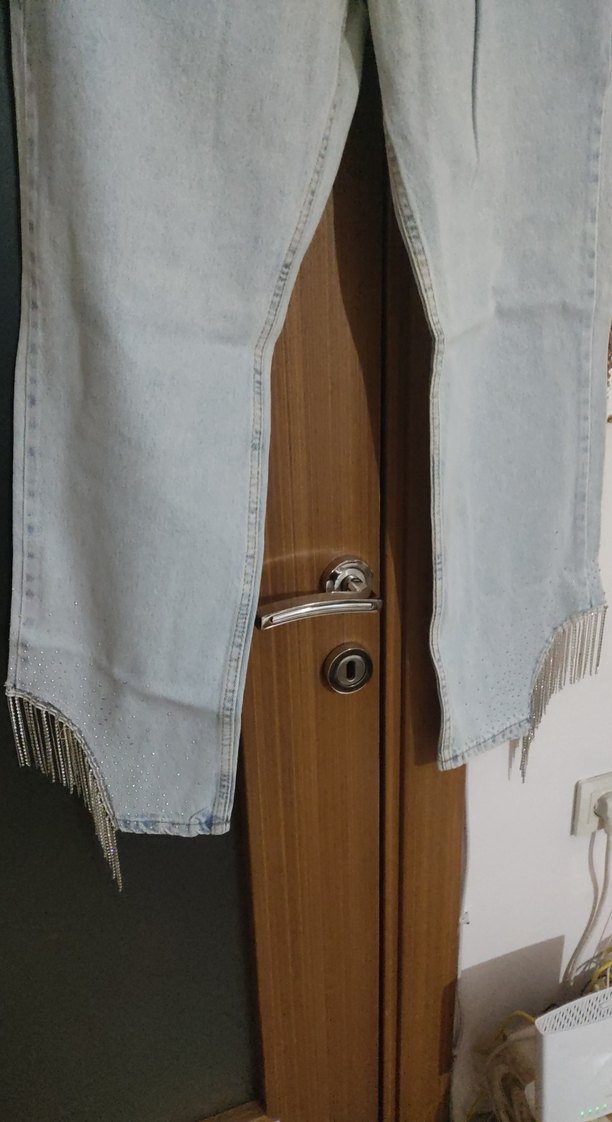 Buz mavisi taşlı paça yırtmaç ve zincir detaylı Denim Kadın Jean - Görsel 2