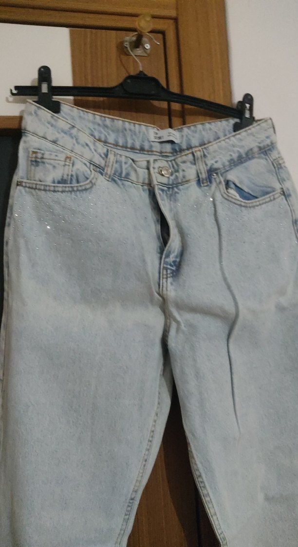 Buz mavisi taşlı paça yırtmaç ve zincir detaylı Denim Kadın Jean - Görsel 3