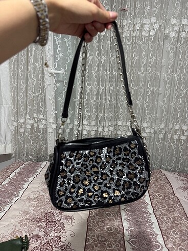 Parıltılı leopar desenli çanta