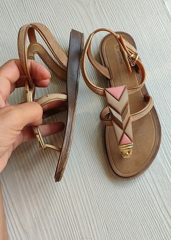 31 Beden Bej Kadın Dolgu Topuklu Tokalı Sandalet