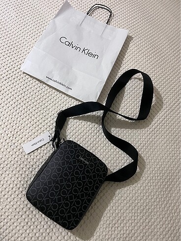 CALVİN KLEİN MONOGRAM OMUZ ÇANTASI