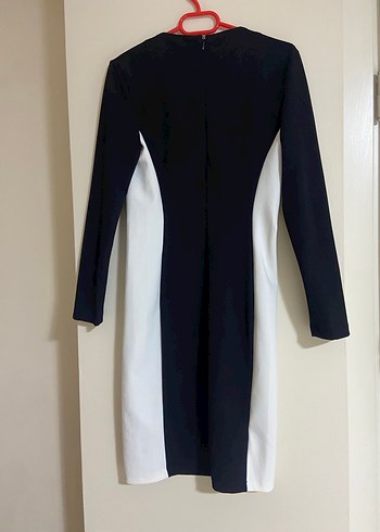 Uzun Kollu Siyah Beyaz Vücuda Oturan Elbise - Görsel 3