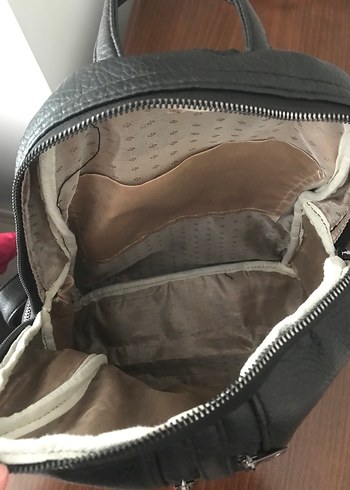 Zara Siyah Deri Fermuarlı Kadın Sırt Çantası