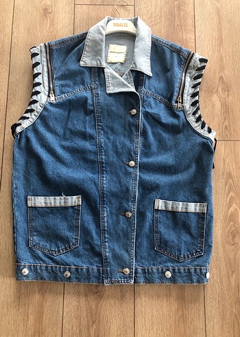 Düğmeli Kolsuz Nakışlı Mavi Denim Ceket