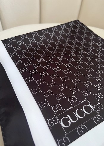 Beden Gucci siyah eşarp