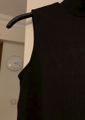 Siyah Yüksek Yakalı Kolsuz Mini Bluz - Görsel 3