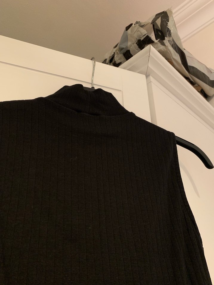 Siyah Yüksek Yakalı Kolsuz Mini Bluz - Görsel 5