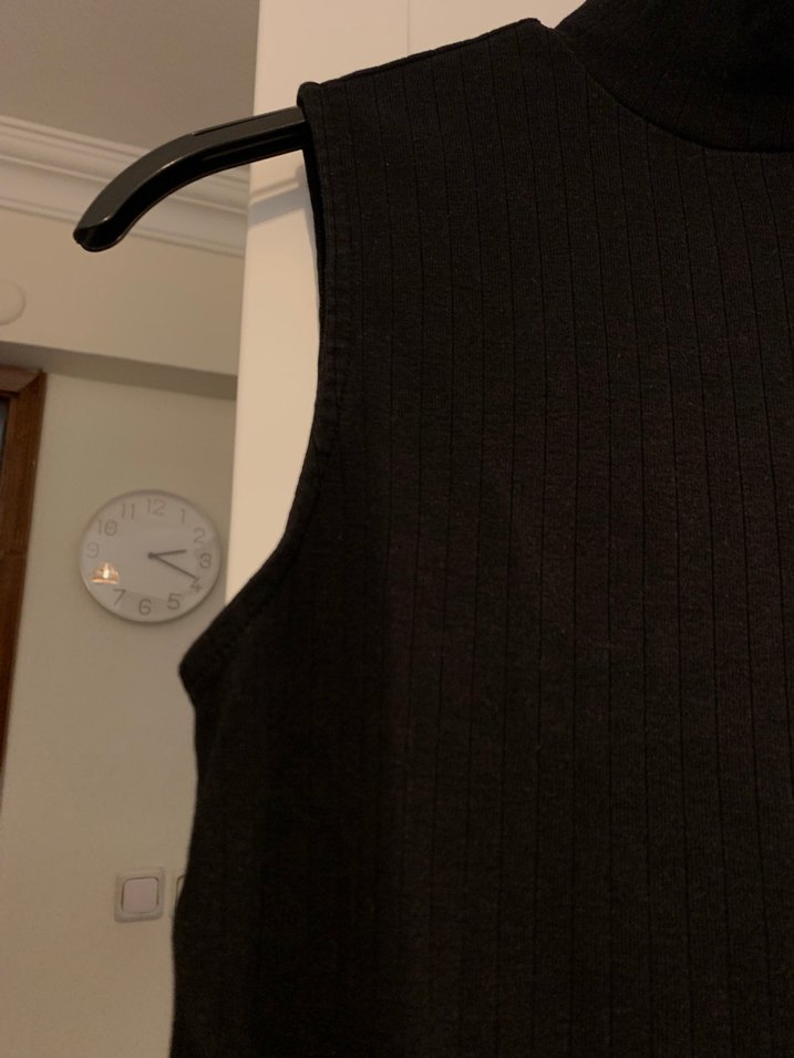 Siyah Yüksek Yakalı Kolsuz Mini Bluz - Görsel 3