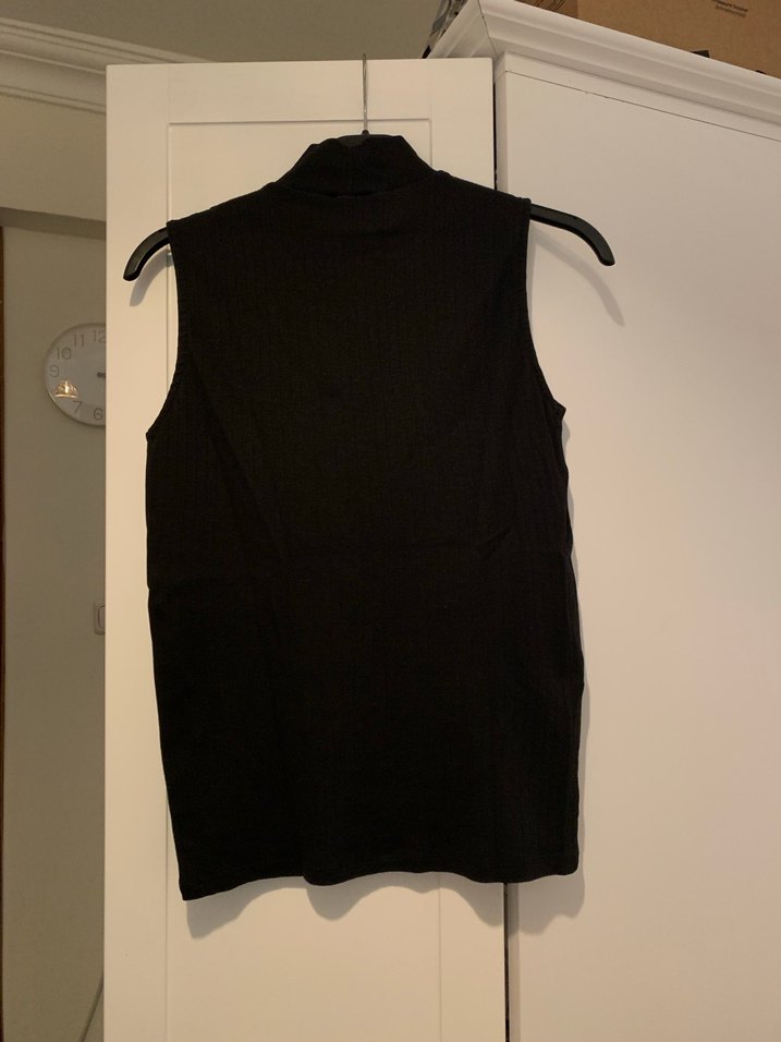 Siyah Yüksek Yakalı Kolsuz Mini Bluz - Görsel 4