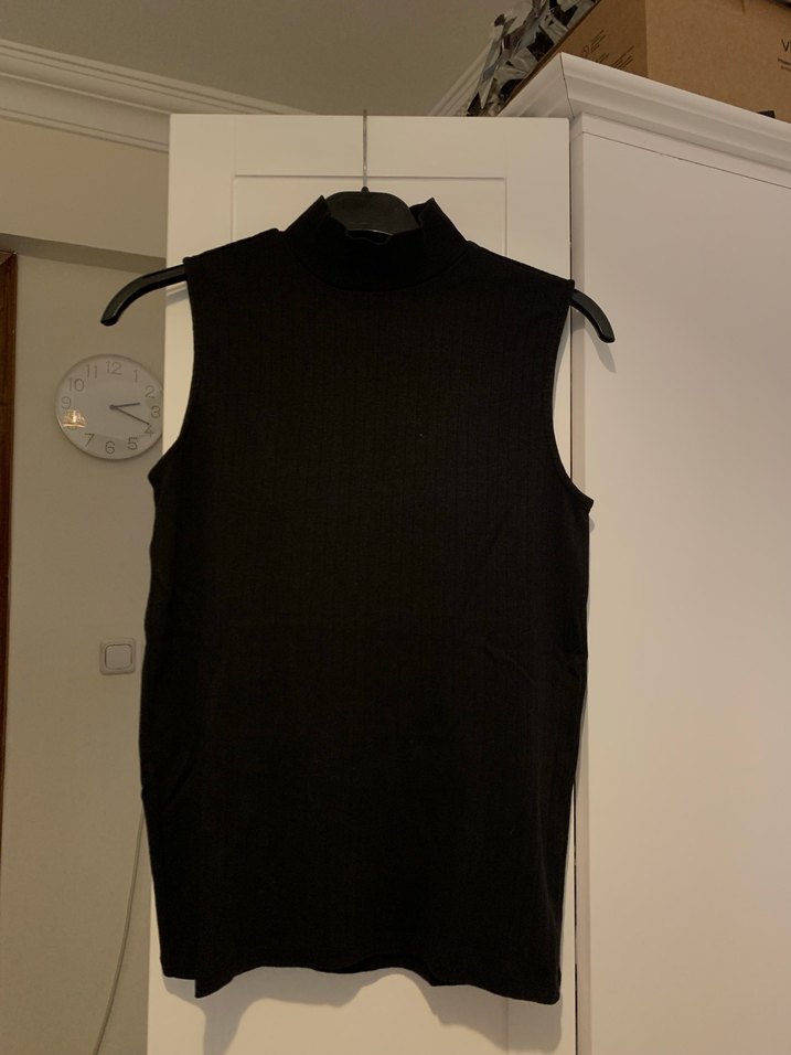 Siyah Yüksek Yakalı Kolsuz Mini Bluz - Görsel 2