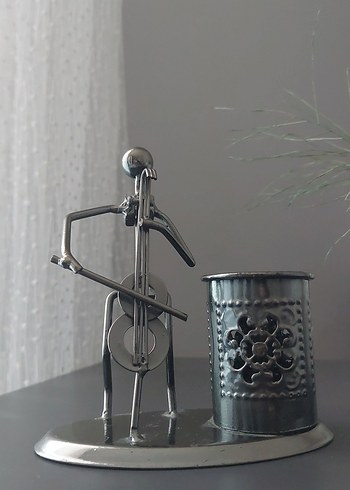 Gri Metal Keman Çalan dekoratif ve Kalemlik