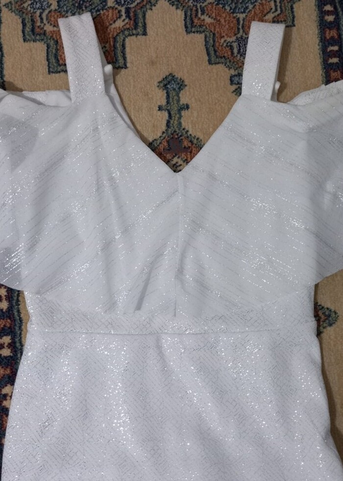 S beden omuzları açık simli beyaz elbise - Görsel 3