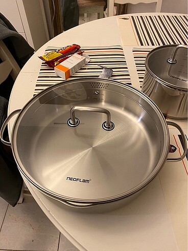 Neoflam 28 cm. Paslanmaz çelik tencere