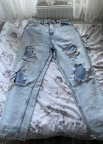 Yırtık Detaylı Bol Kesim Denim Pantolon