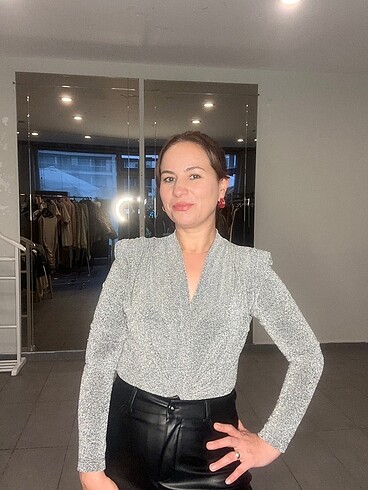 Parlak gri bodysuit bluz