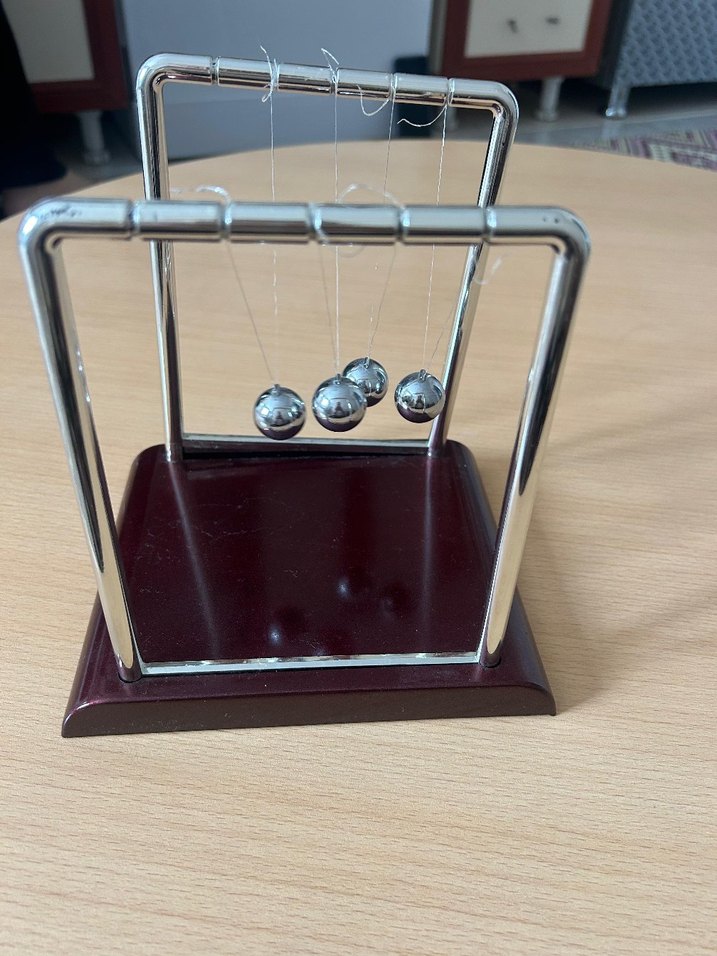 Burgundy Parlak Newton Beşiği Eğitim Oyuncağı masa üstü - Görsel 3