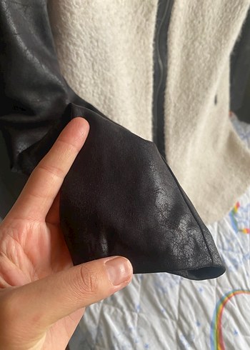 38 Beden beyaz Renk Siyah Kollu Beyaz Kürk Detaylı Kadın Mont