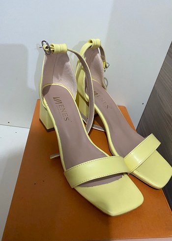 Sarı Bantlı Kadın Topuklu Ayakkabı - Görsel 2
