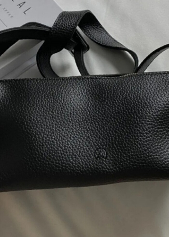 Siyah askılı silindir çanta - Görsel 3