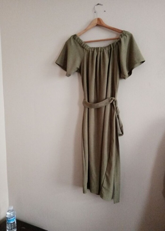 Koton omzu açık kuşaklı elbise  - Görsel 2