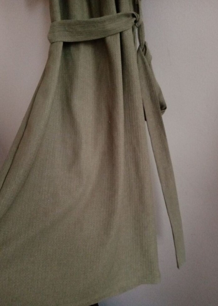 Koton omzu açık kuşaklı elbise  - Görsel 3