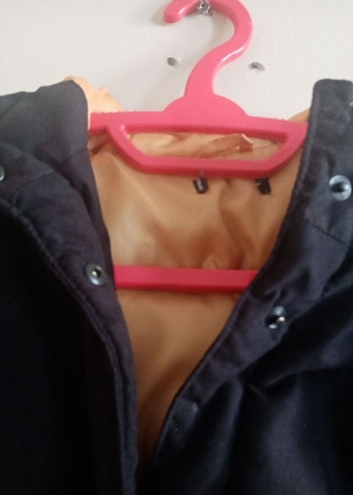 Siyah kapüşonlu mont - Görsel 3