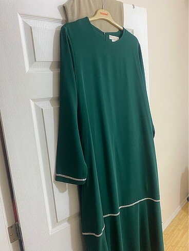 Diğer Yeşil şık elbise ne sade nede şık orta bir elbisedir bedeni 52 d