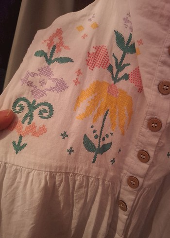 Nakışlı Beyaz Pamuklu Kız Elbisesi - Görsel 2