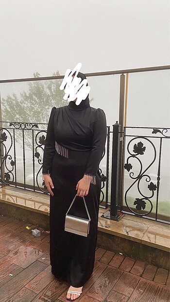 Siyah taşlı saten elbise