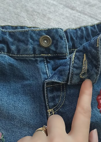 Nakışlı Düğmeli Kız Kot Şort - Görsel 5