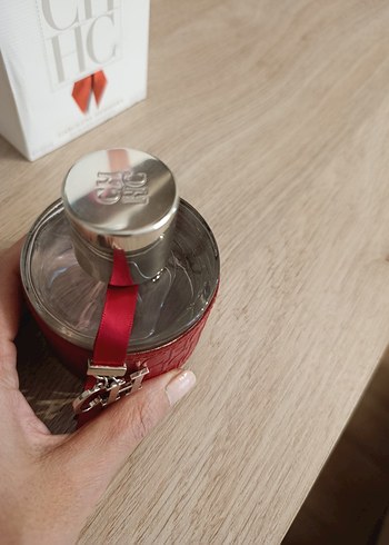 Carolina Herrera Kadın Parfümü 100 ml - Görsel 4