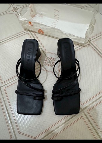 Siyah Minimalist Blok Topuklu Kadın Sandalet