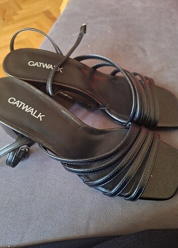 Catwalk Junkie Catwalk kalite siyah kalın topuklu ayakkabı