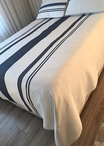 Koyu Çizgili Beyaz Yatak Örtüsü - Görsel 3
