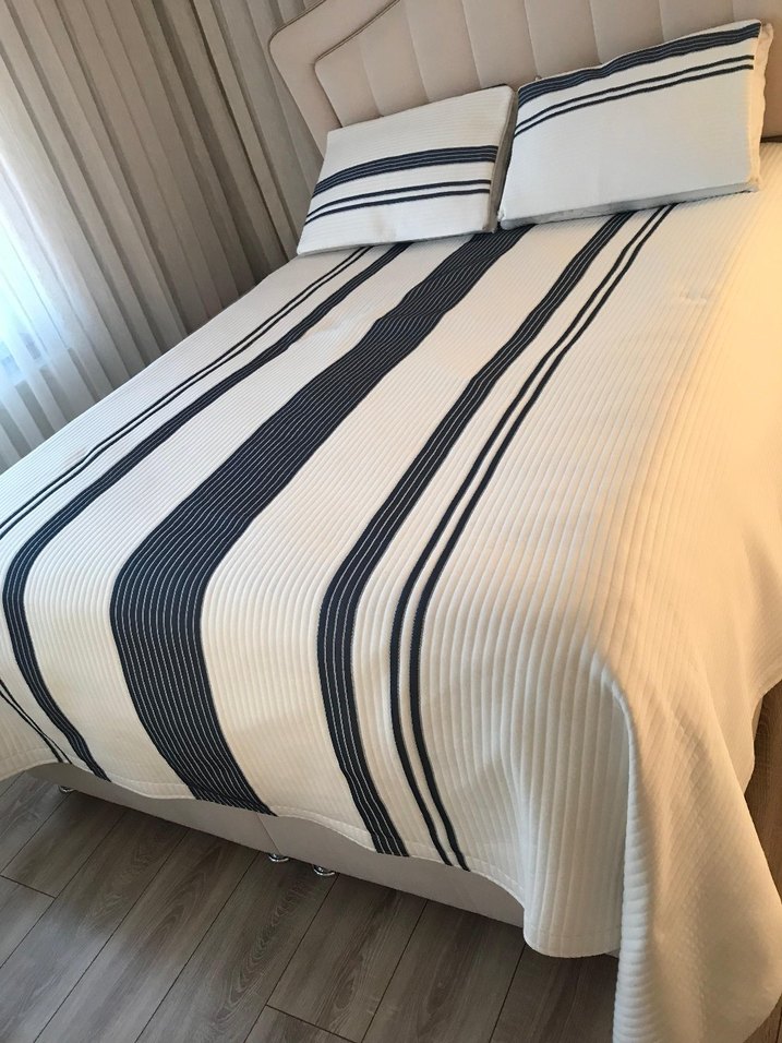 Koyu Çizgili Beyaz Yatak Örtüsü - Görsel 2