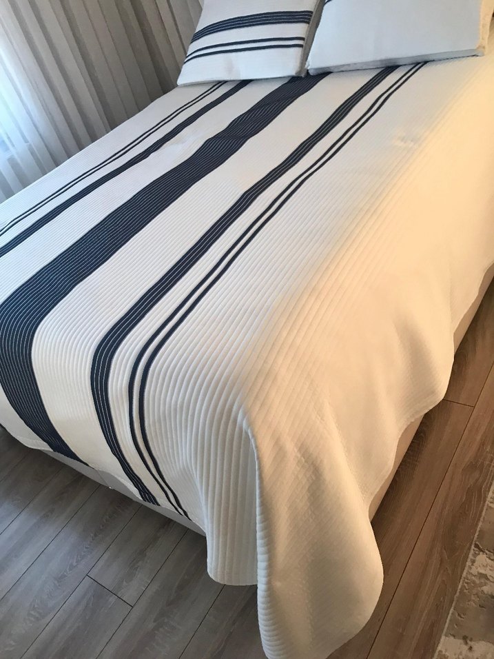 Koyu Çizgili Beyaz Yatak Örtüsü - Görsel 3