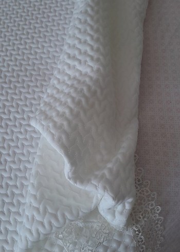 Dantel Detaylı Beyaz Yatak Örtüsü - Görsel 3