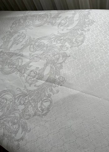 Gri Nakışlı Beyaz Yatak Örtüsü - Görsel 3