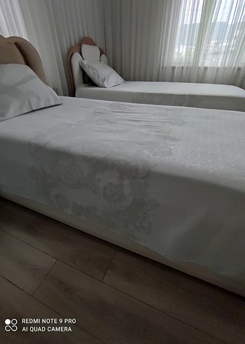 Gri Nakışlı Beyaz Yatak Örtüsü - Görsel 4