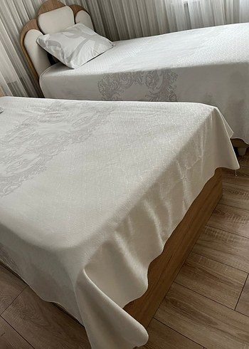 Gri Nakışlı Beyaz Yatak Örtüsü - Görsel 2