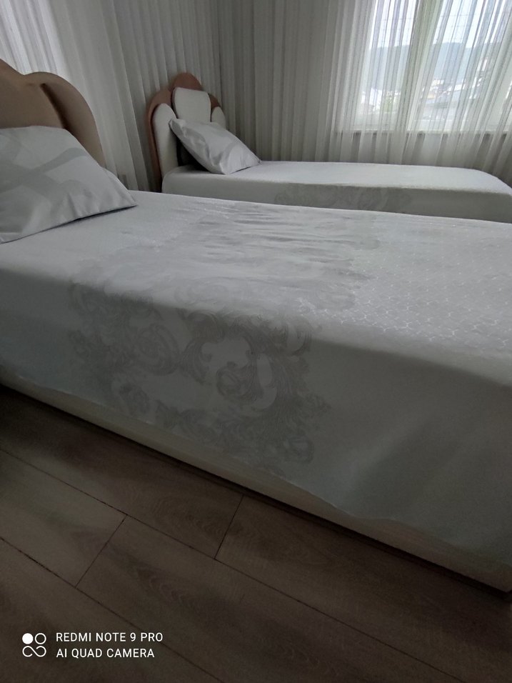 Gri Nakışlı Beyaz Yatak Örtüsü - Görsel 4