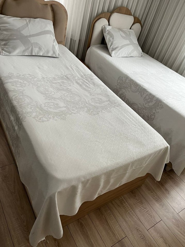 Gri Nakışlı Beyaz Yatak Örtüsü - Görsel 5