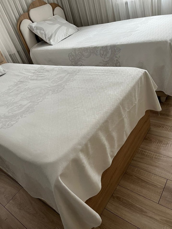 Gri Nakışlı Beyaz Yatak Örtüsü - Görsel 2