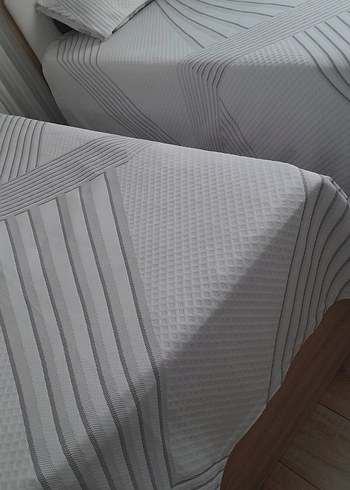 Gri Çizgili Beyaz Yatak Örtüsü - Görsel 3