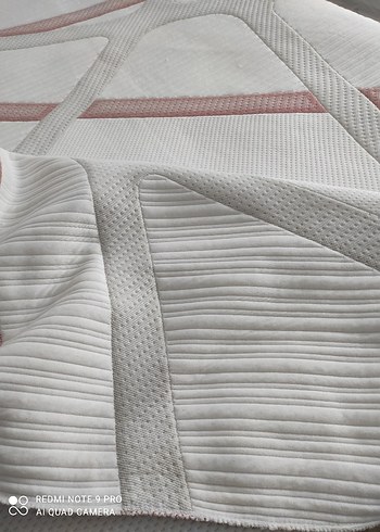 Baskılı Beyaz ve Gri Yatak Örtüsü - Görsel 3