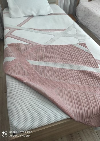 Baskılı Beyaz ve Gri Yatak Örtüsü - Görsel 2